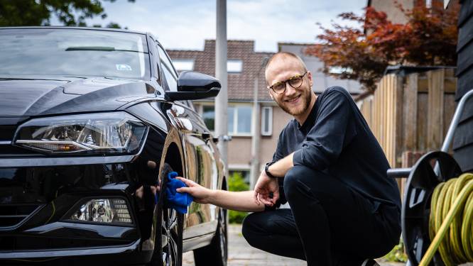 Wasstraat? Leander wast auto voor de deur: ‘Ik doe het liever zelf, vind ik ook leuker’