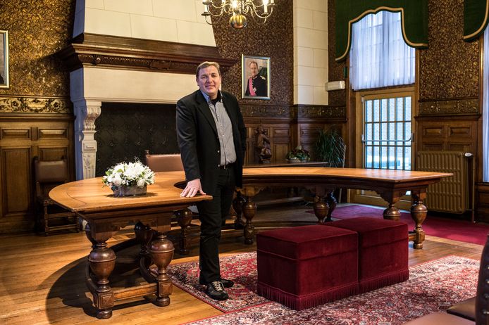 Burgemeester van Schoten Maarten De Veuster breekt arm op skireis in