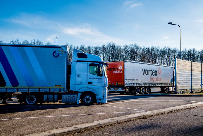 Vrachtwagens op een parkeerplaats bij Utrecht.