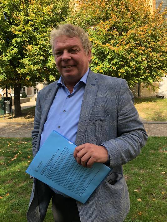 Kandidaat-burgemeester Chris Selleslagh heeft in Grimbergen een princiepsakkoord met Bart Laeremans (ex-VB). Hij is met de burgemeestersakte (foto) op weg naar gouverneur De Witte van Vlaams-Brabant.