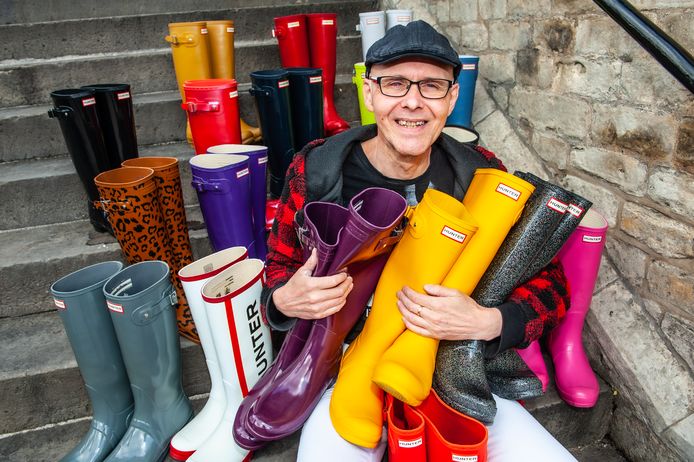 Gouwenaar John (56) heeft 150 paar gekleurde die hij óók draagt als de zon schijnt: 'Kleur aan leven geven' | Gouda | AD.nl