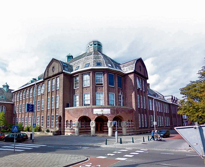 Het pand van de Islamitische Universiteit, officieel een hogeschool, aan de Bergsingel in Rotterdam.