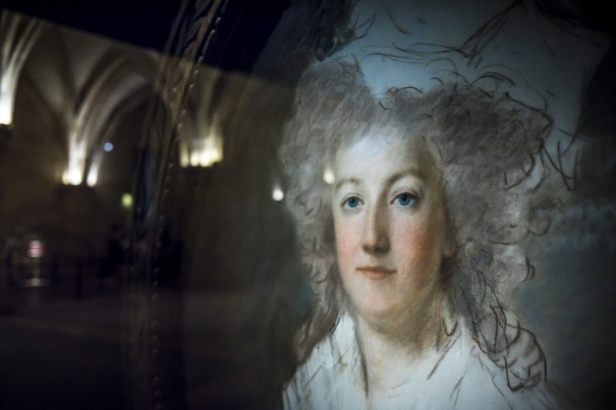 Een portret van Marie-Antoinette in de Conciergerie, waar de koningin gevangen zat voor haar executie. Beeld EPA