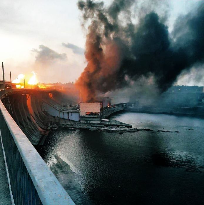 De la fumée et des flammes jaillissent d'une explosion sur le plus grand barrage d'Ukraine, le DniproHES à Zaporizhzhia, en Ukraine, le 22 mars 2024.