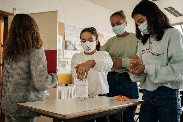 De ontsmettende gel staat klaar op school. Beeld Wouter Van Vooren