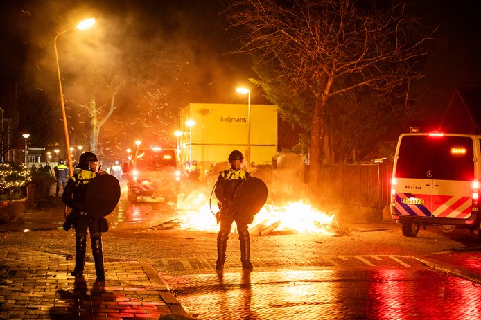 Tijdens de jaarwisseling is zwaar vuurwerk gegooid naar politieagenten in Alphen. De Mobiele Eenheid (ME) beschermde brandweerlieden bij het blussen van een vreugdenvuur.