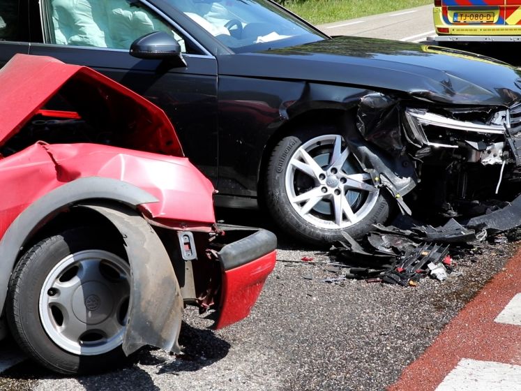 Auto's botsen hard op elkaar tussen Hoenderloo en Otterlo