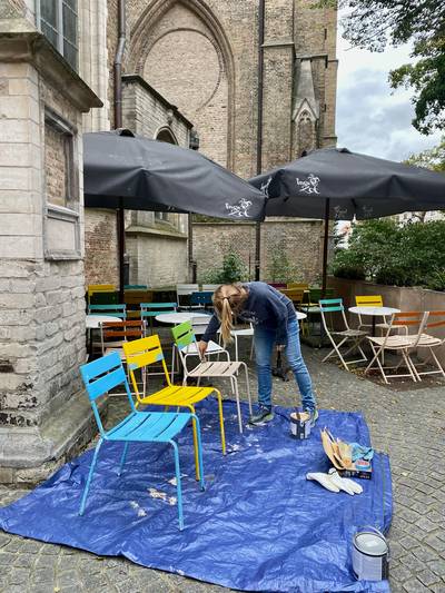 Het kleurrijkste terras van Brugge is niet meer: uitbaatster La Casita start met schilderen in toegestane kleuren