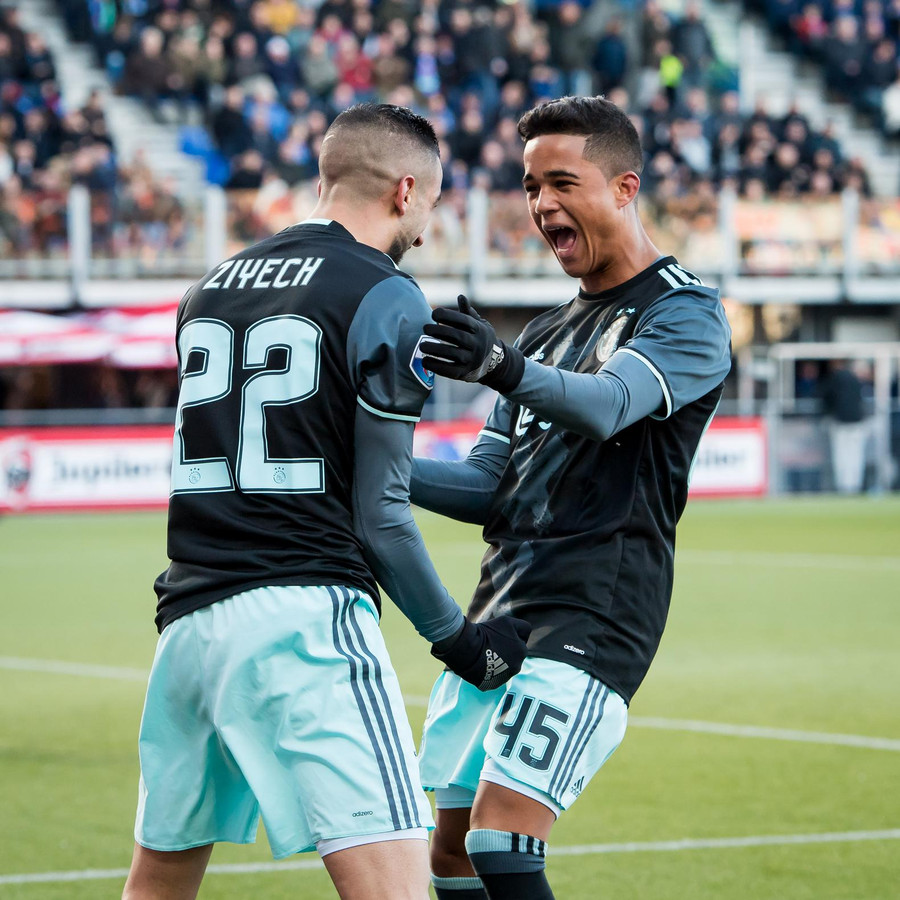 Beter Dan Zijn Vader Justin Kluivert Debuteert Op 17 Jarige Leeftijd Bij Ajax Foto Hln Be