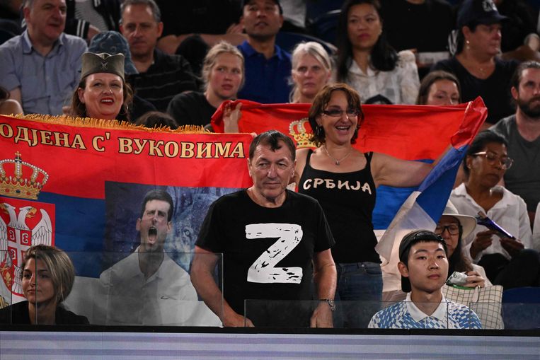 Een toeschouwer in Melbourne droeg woensdag tijdens de wedstrijd van de Serviër Djokovic tegen de Rus Roeblev een T-shirt met de letter Z erop, symbool van steun voor de Russische inval in Oekraïne. Beeld AFP
