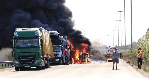 Twee doden bij ongelukken op E17 bij Sint-Niklaas, truck rijdt in op autotransport bij file.