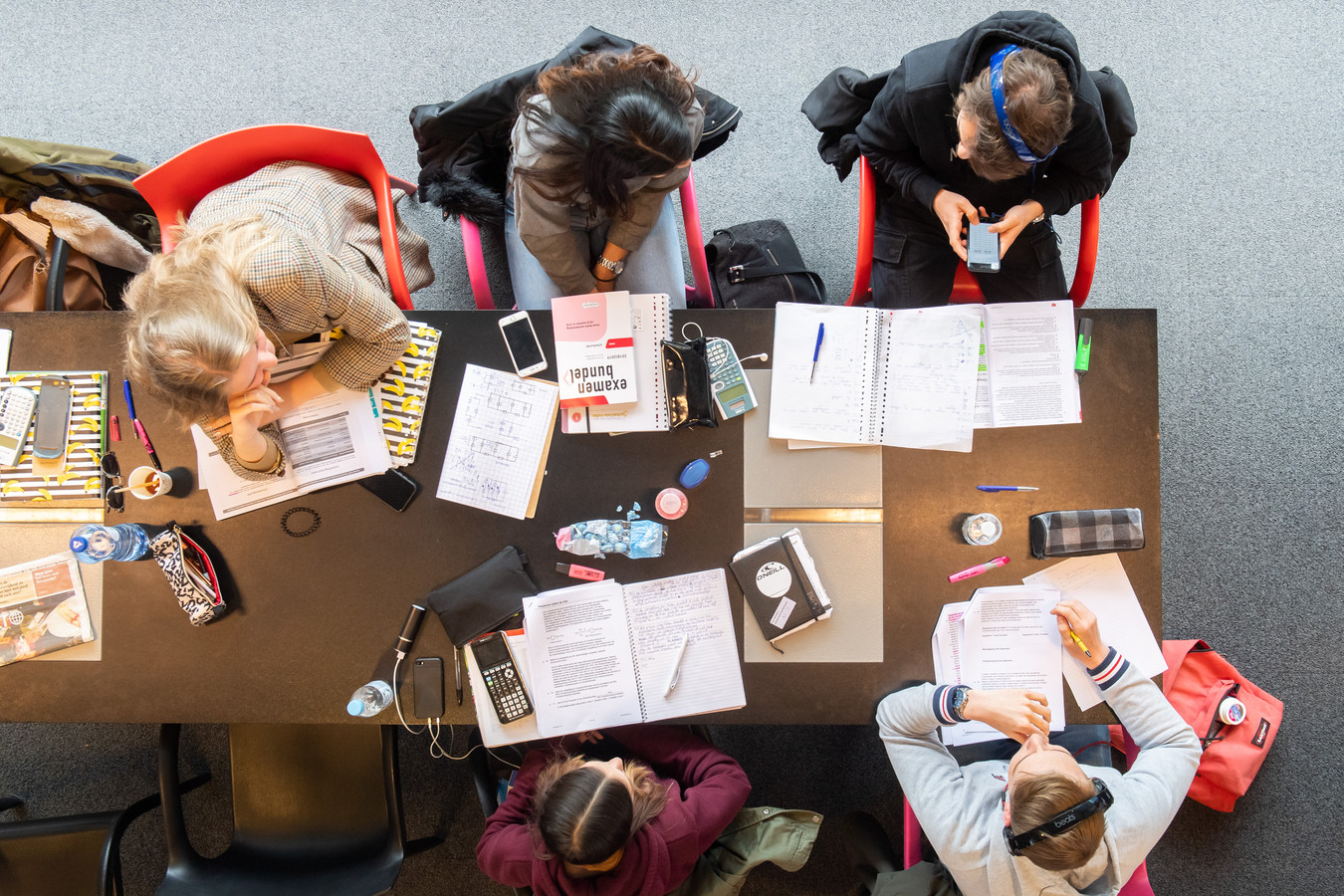 Blokken Voor De Eindexamens: 'Eerlijk? Dit Is De Eerste Dag Dat Ik Aan Het  Leren Ben' | Foto | Bndestem.Nl