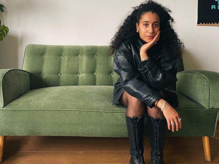 Ismahen draagt juwelen en kleding die iets vertellen over haar Tunesische roots. “Mode kan helpen om je identiteit uit te drukken” 