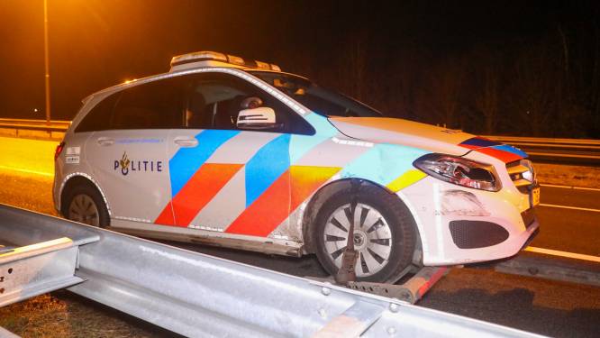 Man (22) reed in op politieauto en bespuugde agent bij Apeldoorn: celstraf en tbs