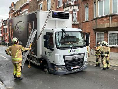Vrachtwagen zakt in zinkgat in Anderlecht
