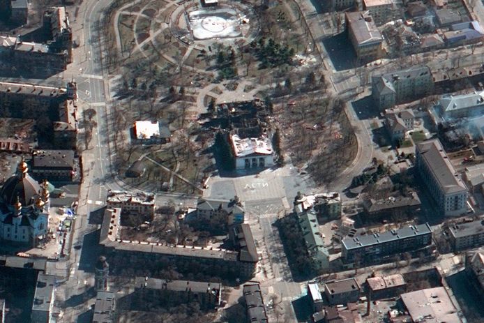 Een satellietbeeld van het theater in Marioepol, dat eerder deze week gebombardeerd werd.