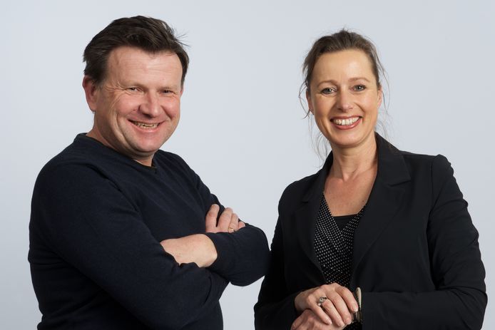 Het Rhedense CDA-gemeenteraadslid Monique Reinders, hier in de verkiezingstijd op de foto gezet samen met medelijsttrekker Bert de Lange.