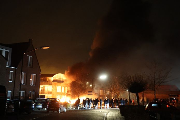 Op de Witboomstraat in Veen zijn opnieuw twee voertuigen in brand gestoken. De voertuigen werden door de brandweer met schuim geblust.