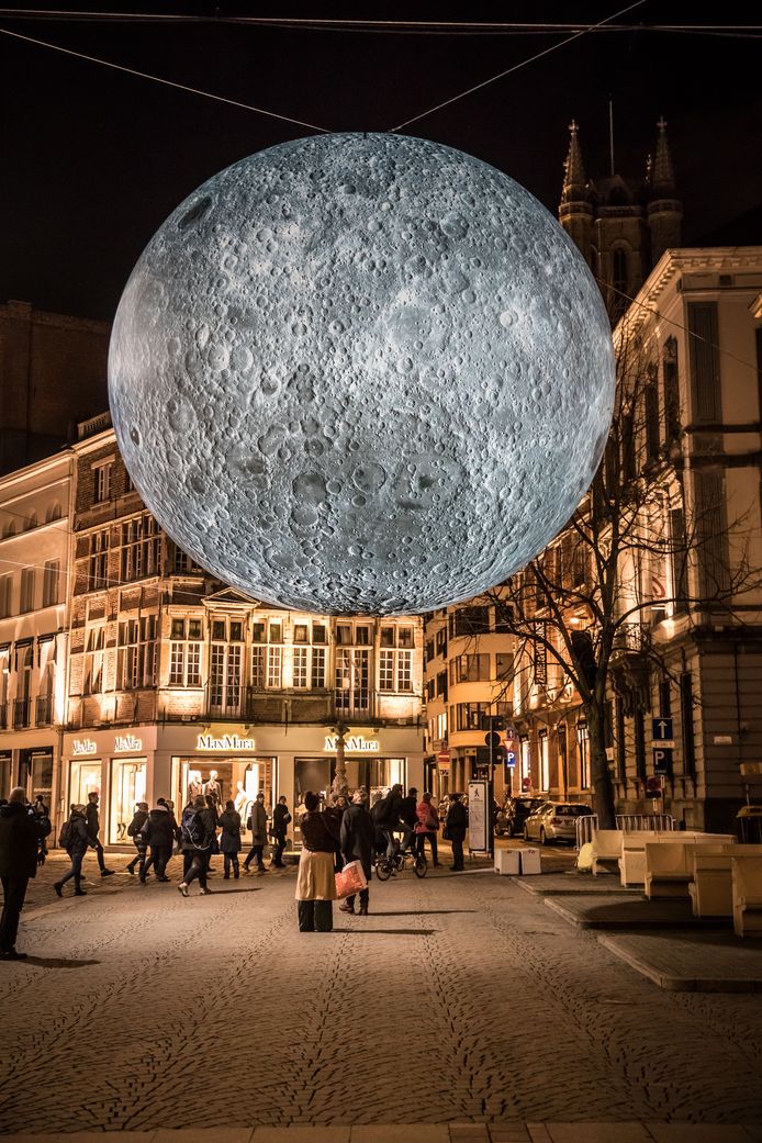 Het kunstwerk "Museum of the Moon" kon dit jaar bewonderd worden op het lichtfestival in Gent.