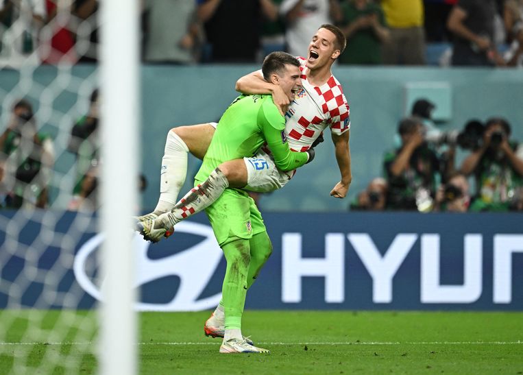Soccer Football - FIFA World Cup Qatar 2022 - Round of 16 - Japan v Croatia - Al Janoub Stadium, Al Wakrah, Qatar - December 5, 2022 Croatia's Mario Pasalic celebrates with teammate Dominik Livakovic after scoring the winning penalty during the penalty shootout REUTERS/Dylan Martinez Beeld REUTERS