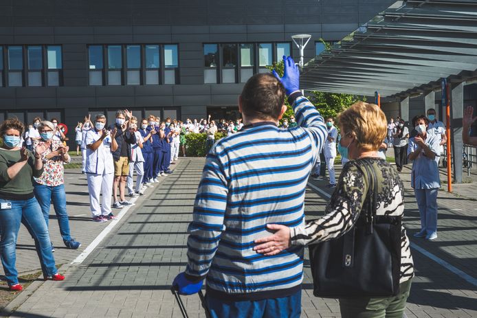 Het afscheid van de Limburgse patiënt die in de eerste golf ruim 22 dagen in Gent werd verzorgd.