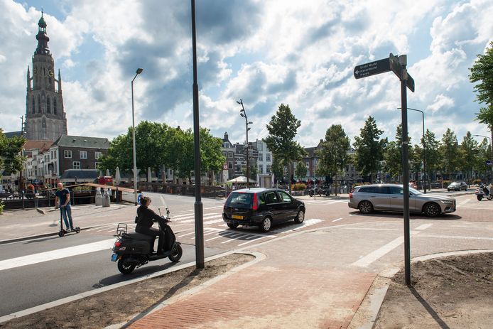 De kruising van de Nieuwe Prinsenkade met de Adriaan van Bergenstraat (r) en het centrum is op de schop gegaan om de situatie veiliger te maken voor met name overstekende voetgangers.
