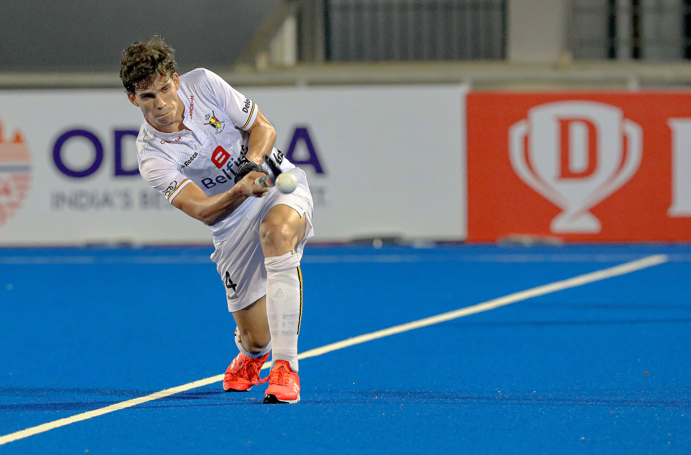 Middenvelder Tobias Biekens in actie in het Kalinga Stadion in Bhubaneswar. Woensdag staat hij met de Young Red Lions tegenover thuisland India.