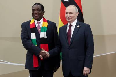 Poetin doet president van Zimbabwe helikopter cadeau