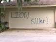 "Tueur de lion" tagué sur la maison du chasseur de Cecil