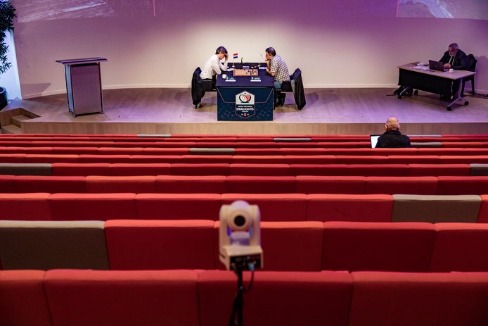 Op een enkele journalist en official na is er niemand welkom bij het WK dammen op de High Tech Campus in Eindhoven.