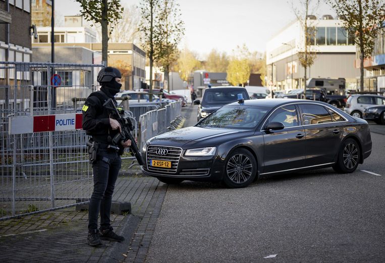 Beveiligde auto’s komen aan bij de bunker, de extra beveiligde rechtbank in Amsterdam Osdorp, voor de voortzetting van het Marengo-proces.  Beeld ANP