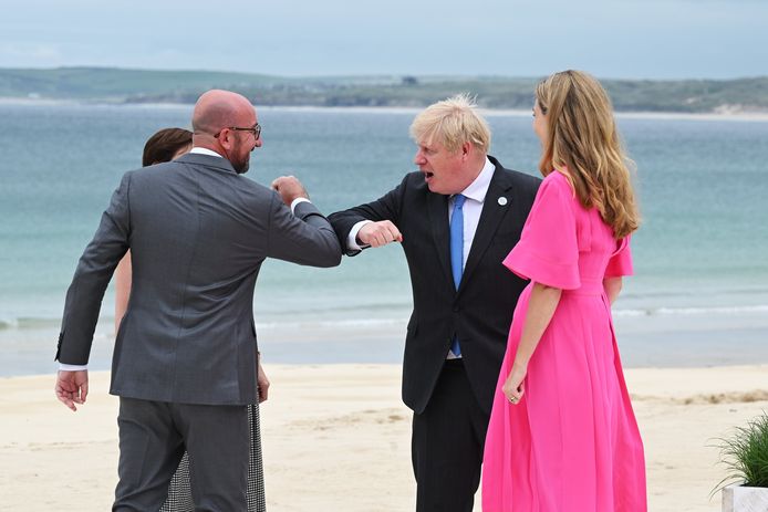 Le président du Conseil européen Charles Michel et le Premier ministre britannique Boris Johnson se saluant du coude, vendredi, à Carbis Bay