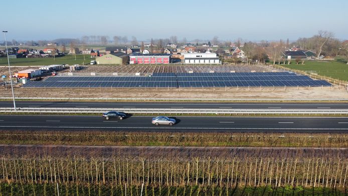 Het nieuwe zonnepark aan de A27 bij Nieuwendijk van PowerField gaat begin april in bedrijf.