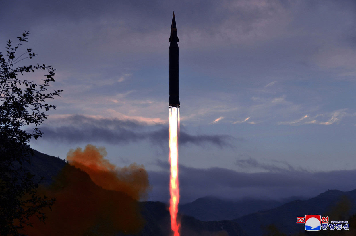 Een foto vrijgegeven door het Noord-Koreaanse staatspersbureau KCNA dat claimt een succesvolle test te hebben uitgevoerd met de Hwasong 8-raket. Beeld EPA