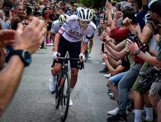 Meteen grande casino in Giro: geklopte Pogacar loopt pers voorbij en zag dat zijn ploeg niet op niveau was 