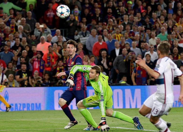 Lionel Messi in duel met de keeper van Bayern, Manuel Neuer. Beeld ap