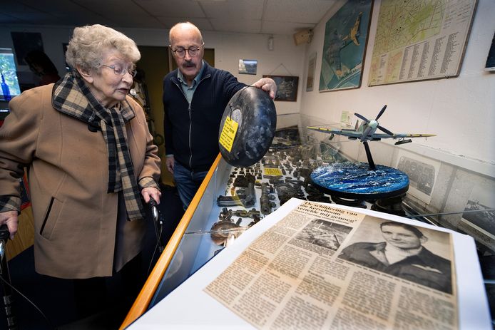 Joke Gademan-Cramm op bezoek in het Crash Museum in Lievelde. Peter Monasso van het museum houdt het staartwiel omhoog van de Spitfire, waarmee haar broer Charles crashte in de Tweede Wereldoorlog.
