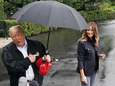 “Trump deelde zijn paraplu één nanoseconde met zijn vrouw. Wat een gentleman!”