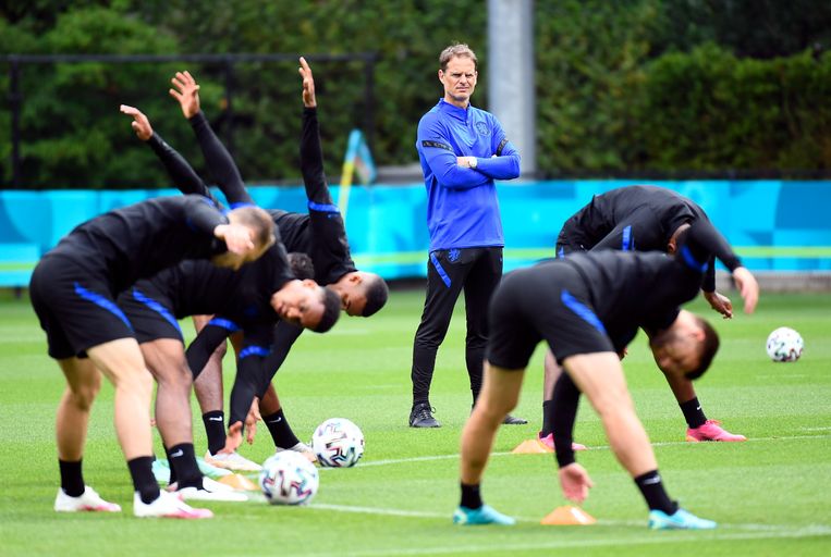 Een Statement Tegen De Hongaarse Antihomowet We Zijn Met Voetballen Bezig Zegt Bondscoach De Boer Trouw