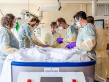 Overplaatsen coronapatiënten wordt steeds minder makkelijk: ‘Ze zijn nu allemaal ook écht ziek’