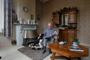 Hans van Krieken in de woonkamer. Hier en in de keuken zit hij vaak. ,,Daar heb ik een mooi uitzicht op de ooievaars die op hun nesten zitten.’’