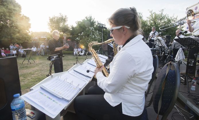 De Big Fun Showband kreeg de  handen op elkaar in de Palthe-tuin.