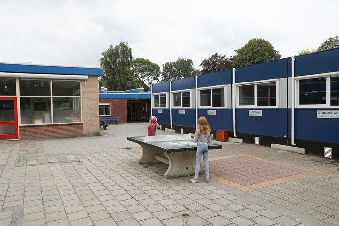 De gemeente Westvoorne gaat leverancier De Meeuw mogelijk nog aansprakelijk stellen voor de kosten rond de 'schimmelschool' in Rockanje.