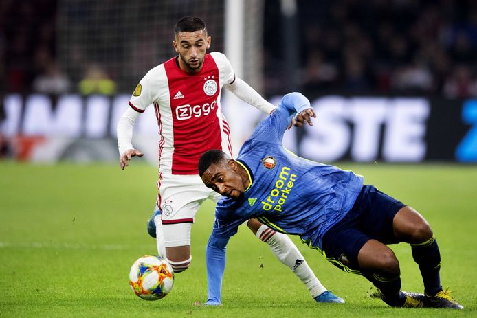 Hakim Ziyech van Ajax in duel met Leroy Der van Feyenoord.