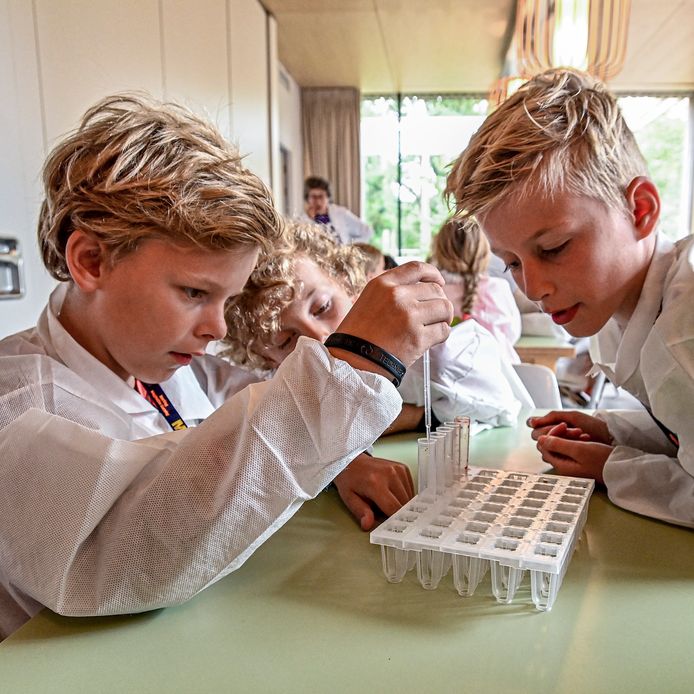 2021-08-30 - BERGEN OP ZOOM - Foto: Pix4Profs/Peter Braakmann - Mad Science start vandaag bij StayOkay in Bergen op Zoom. Kinderen gaan het bos in, doen proefjes bij StayOkay