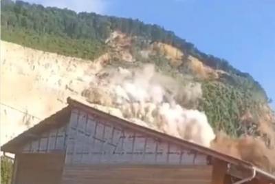KIJK. Ooggetuigen filmen hoe deel van rotsmassa naar beneden stort in Frankrijk