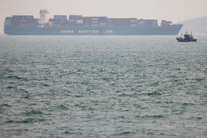 Een olietanker en een vissersboot varen in de buurt van de haven van Qingdao.