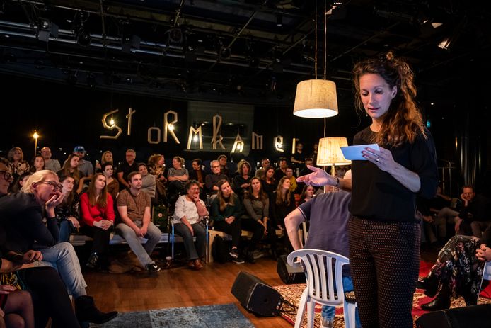 Hanna van Mourik Broekman in het oog van een stormkamer.