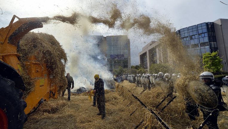 Waalse boeren bestoken de oproerpolitie in Brussel tijdens een proces tegen het EU-landbouwbeleid een jaar geleden. Beeld BELGA