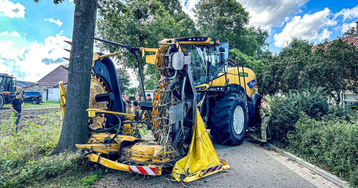 Hakselaar moet uitwijken voor tegenligger: bestuurder ernstig gewond aan hoofd na botsing tegen boom.